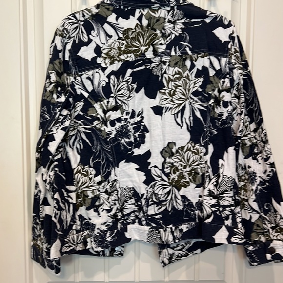 Christopher & Banks light weight jacket. - Picture 5 of 10